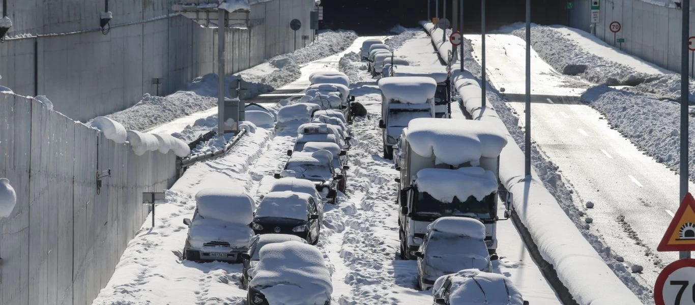 Κακοκαιρία «Ελπίς»: Εγκαταλειμμένα ακόμα και σήμερα αμάξια στην Αττική οδό (βίντεο)